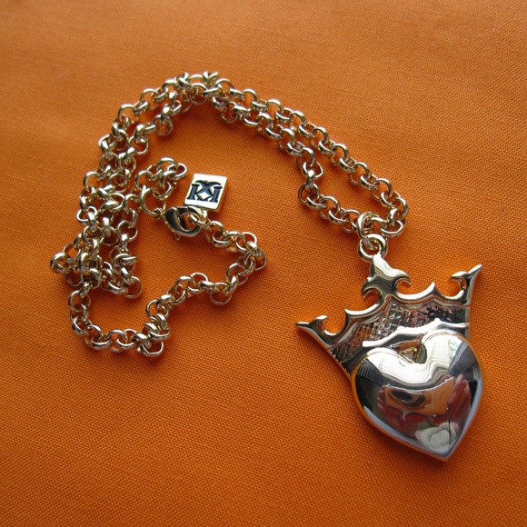 Queen of Hearts Necklace in Gold Finish Glamour - Picture 3 of 3